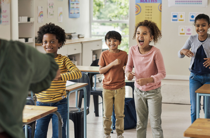Kinderen dansen en maken muziek