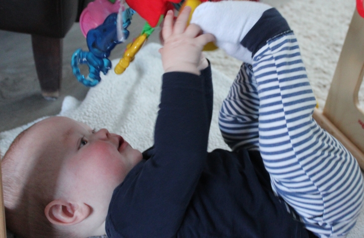 Baby pakt voetjes. Foto Margré van Gestel