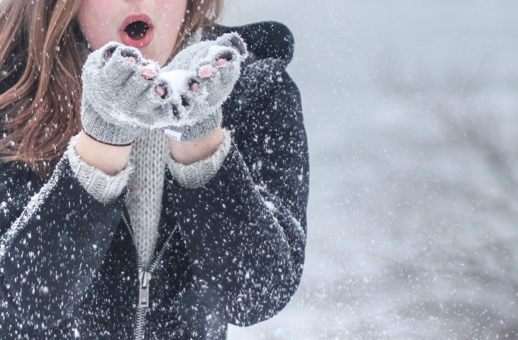 Meisje blaast sneeuwvlokken weg. Foto Pexels, Pixabay