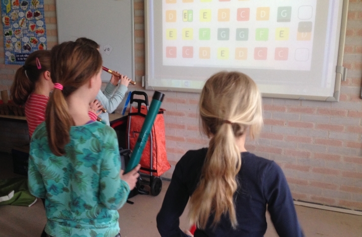 Kinderen met boomwhackers en blokfluit spelen een partituur van Muziek in School. Foto Helga Boekestijn