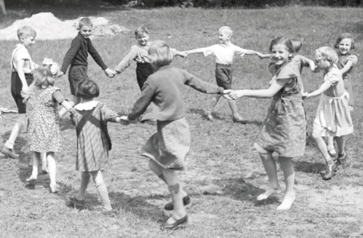 Rondedans bij een kinderlied