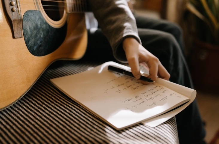 Een liedje schrijven met de gitaar bij de hand. Bron: Pexels Cottonbro