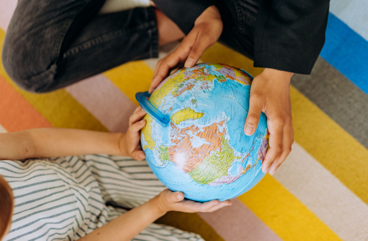 kinderen met wereldbol