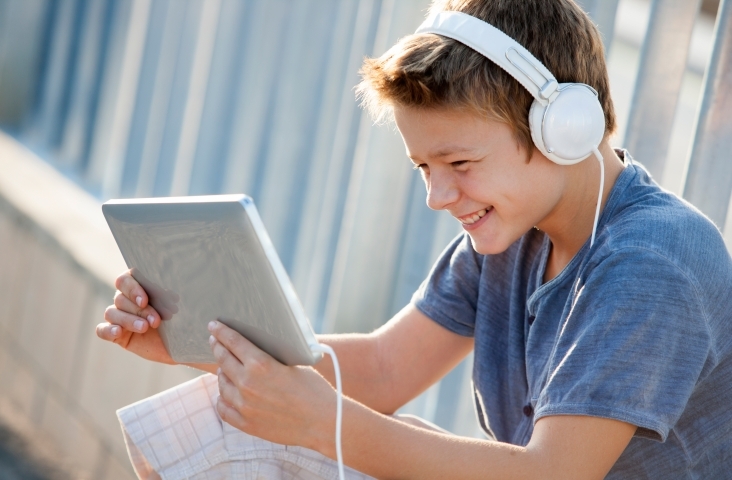 Jongen achter de laptop. Componeren is niet moeilijk met het online programma 'Ableton Live'. Foto Shutterstock